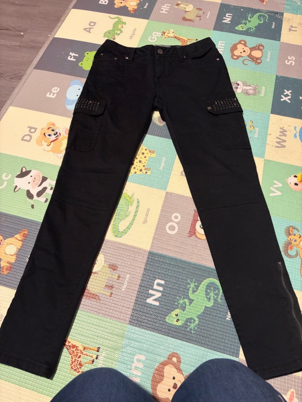 Miss me cargo pants with zippers and gems
Size 28